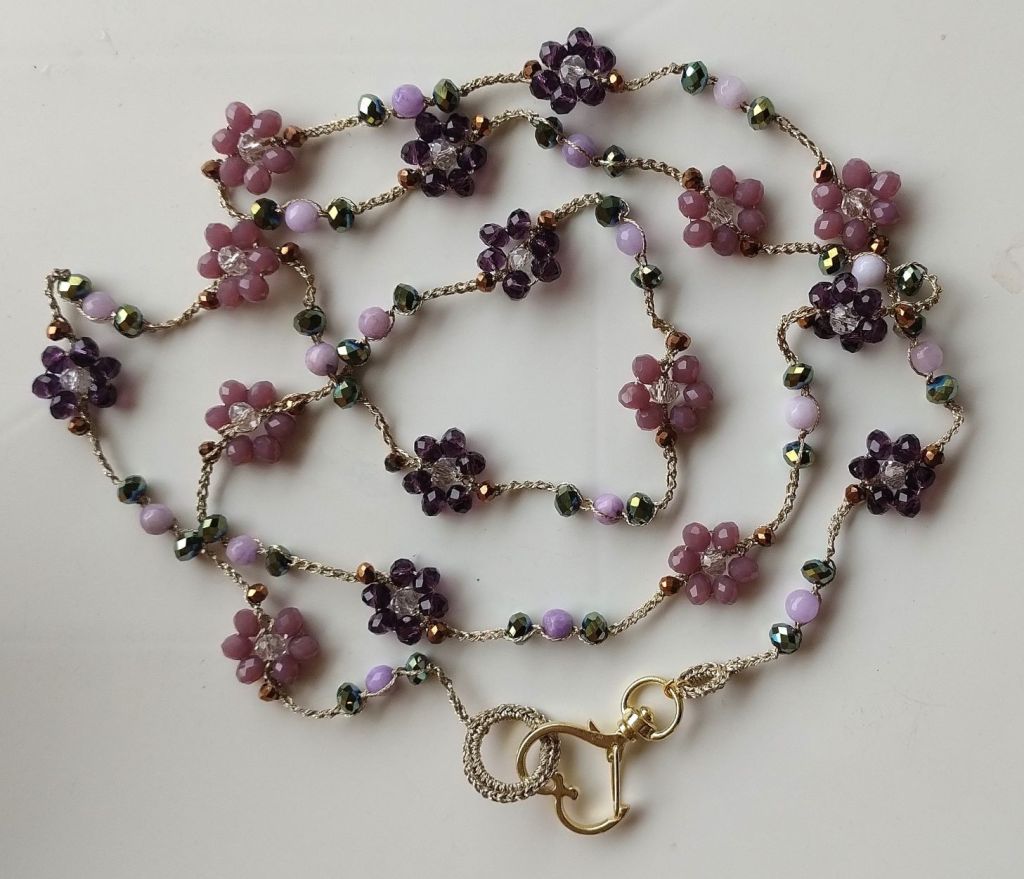 Collana uncinetto con filato gioiello, cristalli e pietre dure. Chiusura a cuore in ottone