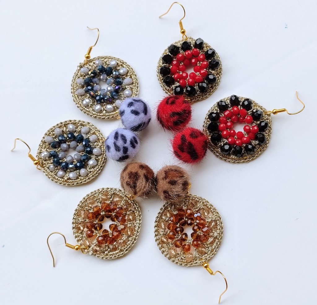 Orecchini pendenti con elementi animalier, realizzati con cristalli in tinta e filato gioiello color oro